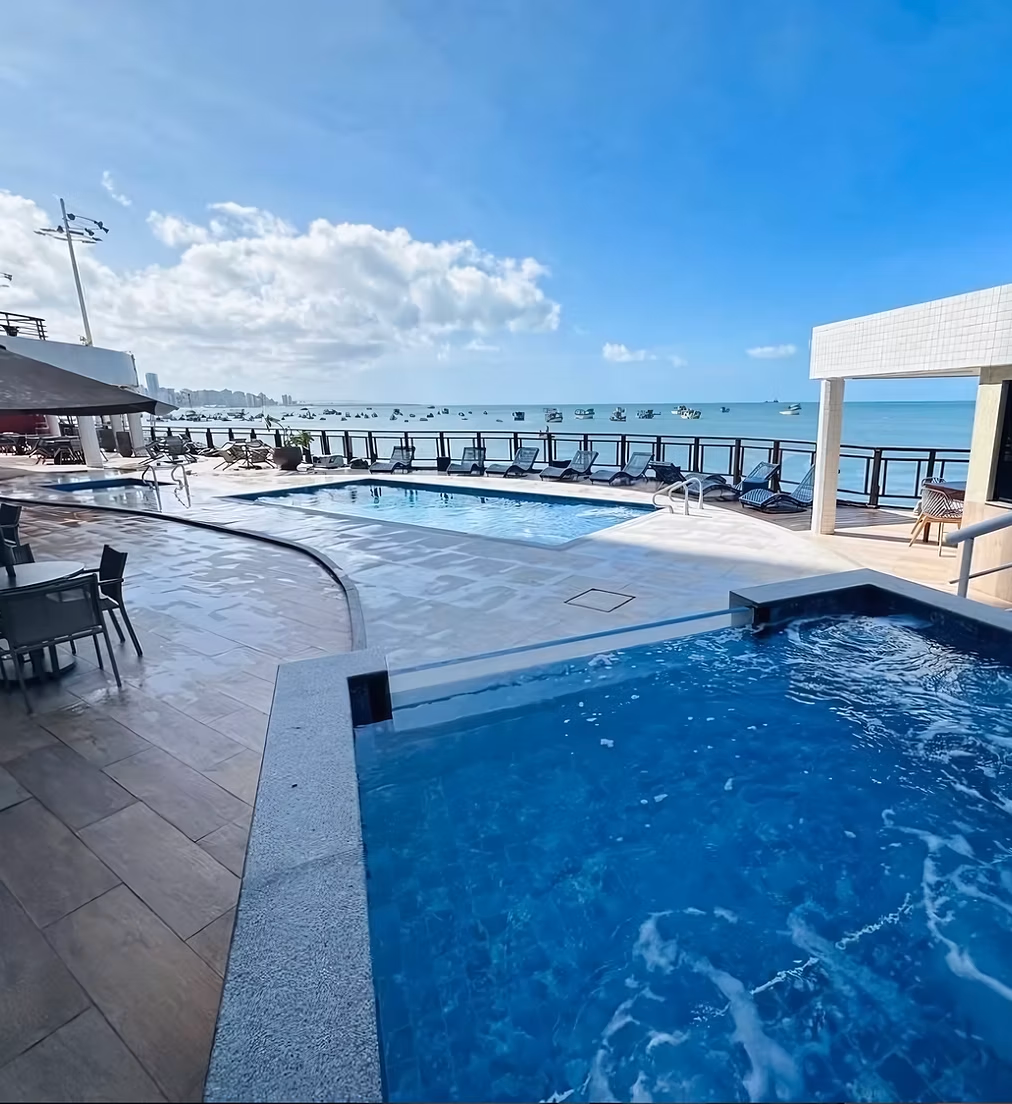 O Iate Plaza Hotel tem 4 estrelas e convida você a desfrutar da sua arquitetura moderna e seus quartos confortáveis com varanda e belas vistas do mar.