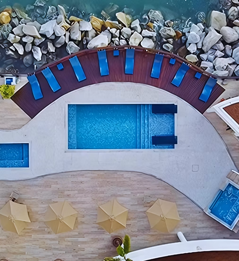 ituado em um edifício contemporâneo e imponente na praia do Mucuripe, este hotel descontraído fica ao lado do mercado dos peixes e estamos a 11km do Aeroporto Internacional Pinto Martins.  
